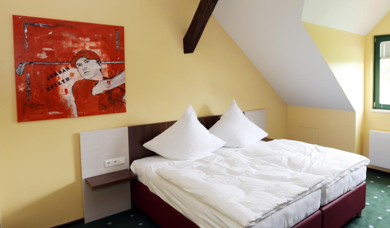 Apartments Golfpark Schlossgut Sickendorf Lauterbach エクステリア 写真