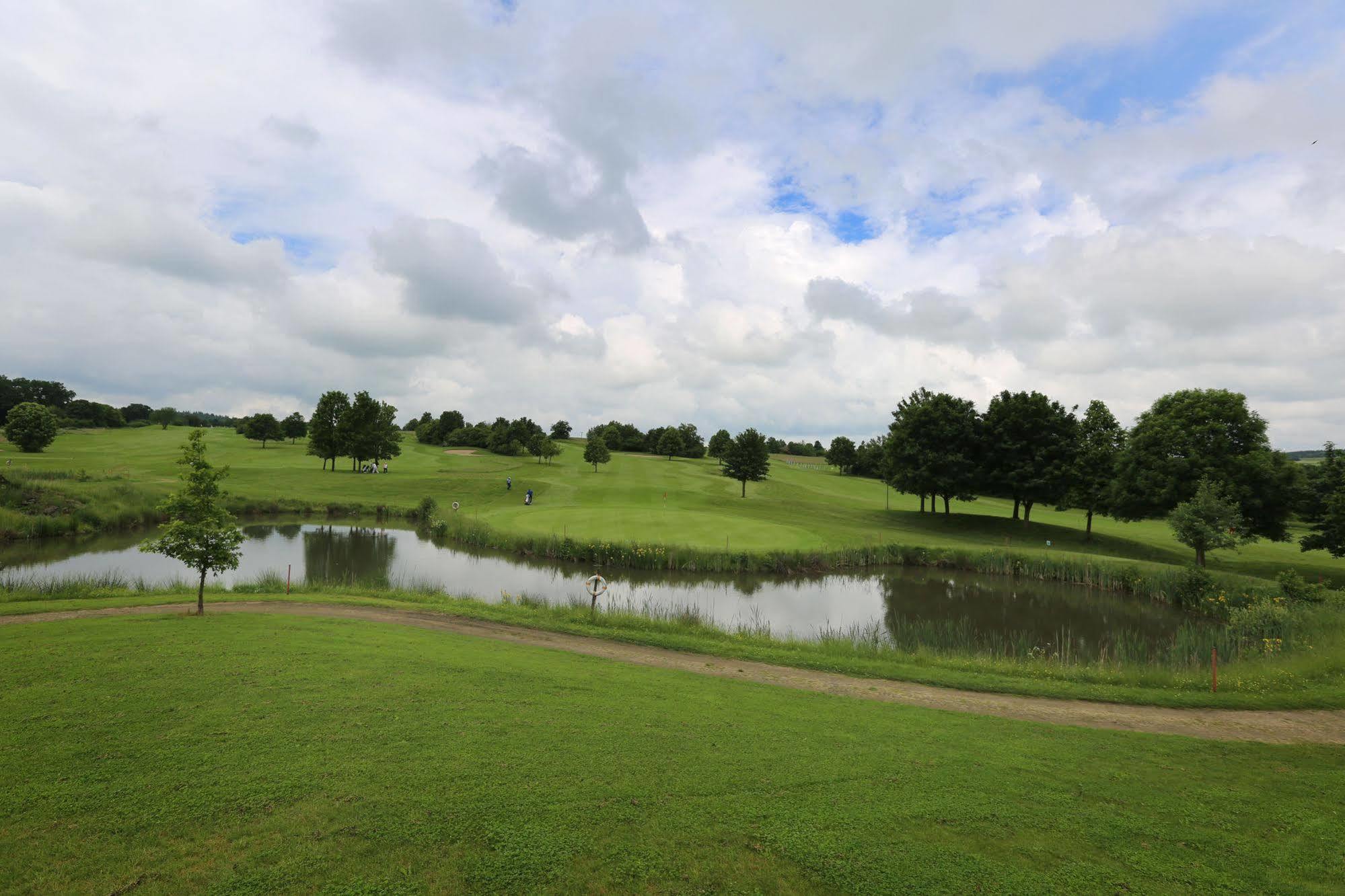 Apartments Golfpark Schlossgut Sickendorf Lauterbach エクステリア 写真