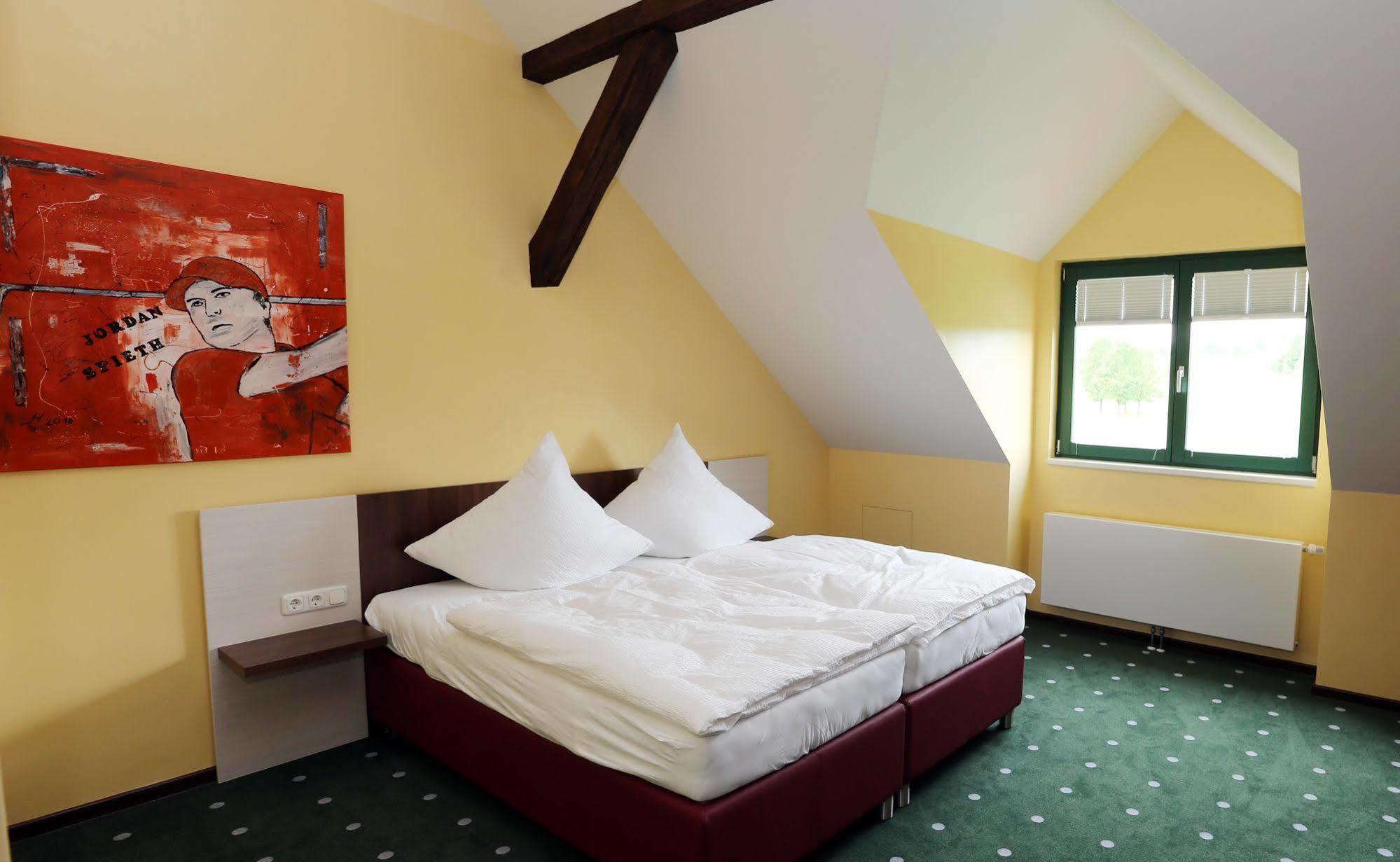 Apartments Golfpark Schlossgut Sickendorf Lauterbach エクステリア 写真