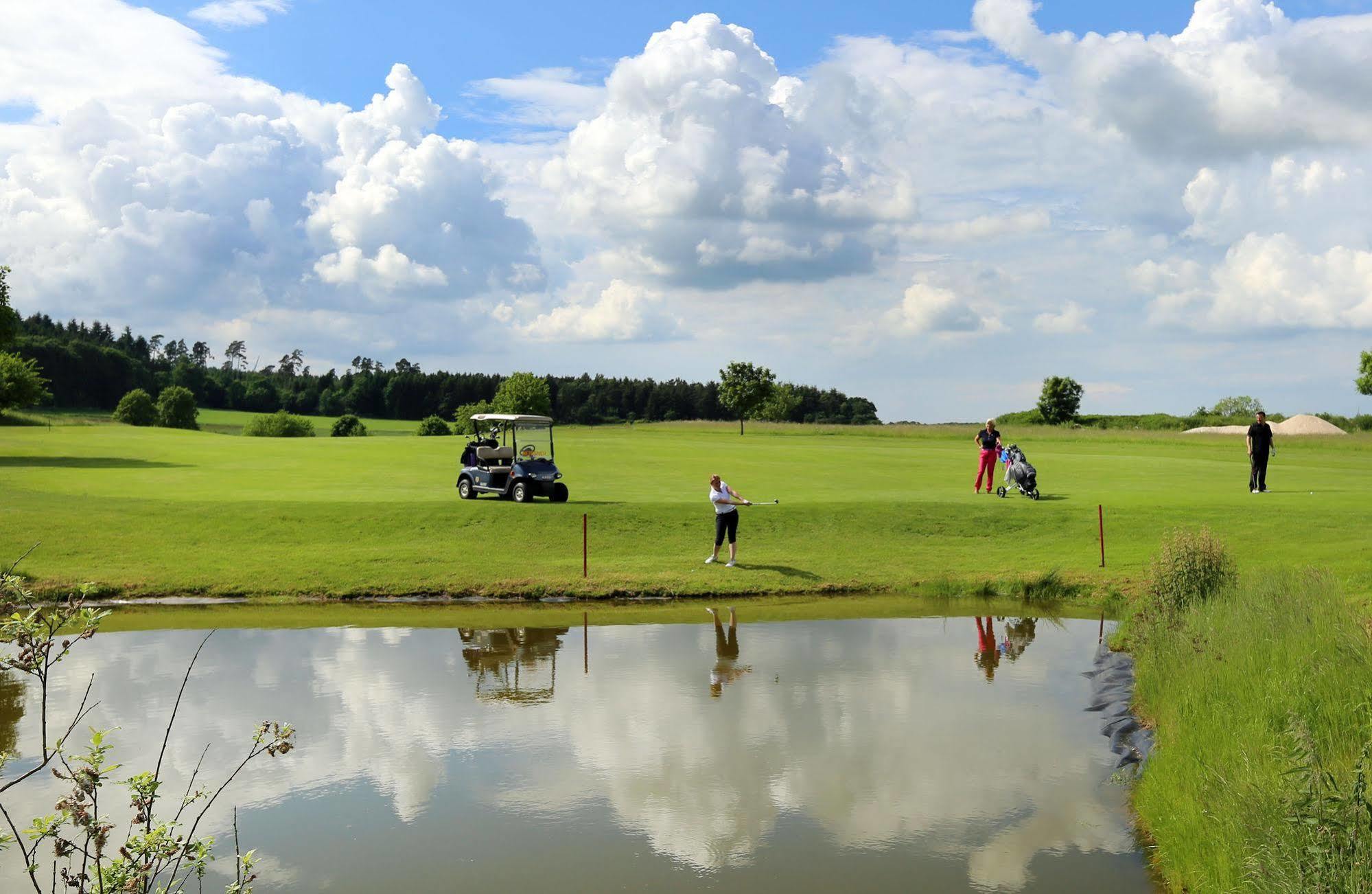 Apartments Golfpark Schlossgut Sickendorf Lauterbach エクステリア 写真